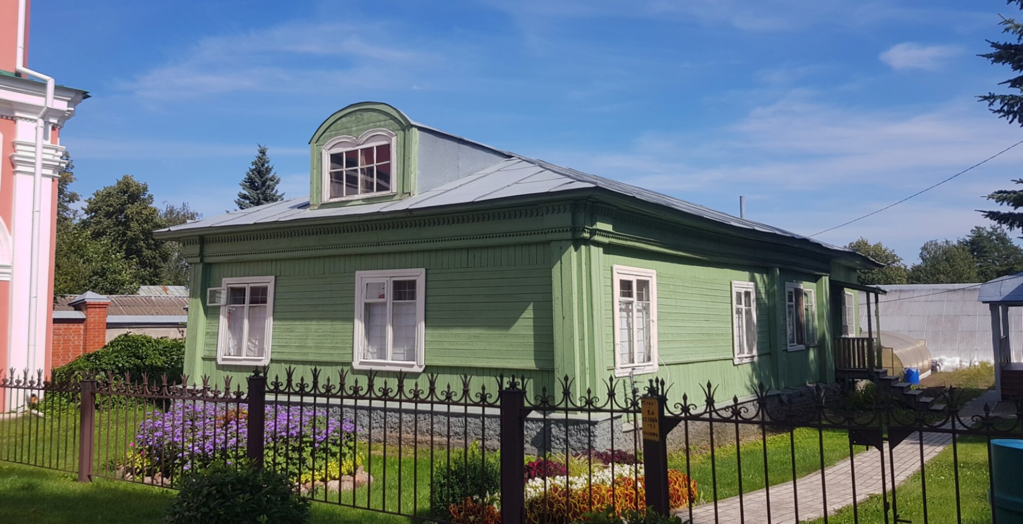 Деревянный братский корпус Покровского Хотькова монастыря