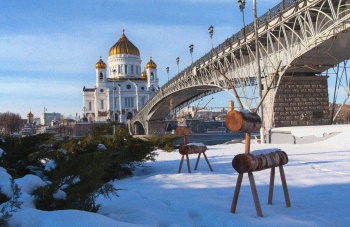 Зимняя панорама Храма Христа Спасителя и Патриаршего моста в Москве