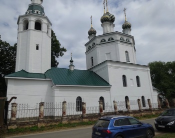 Церковь Троицы Живоначальной в Холуе