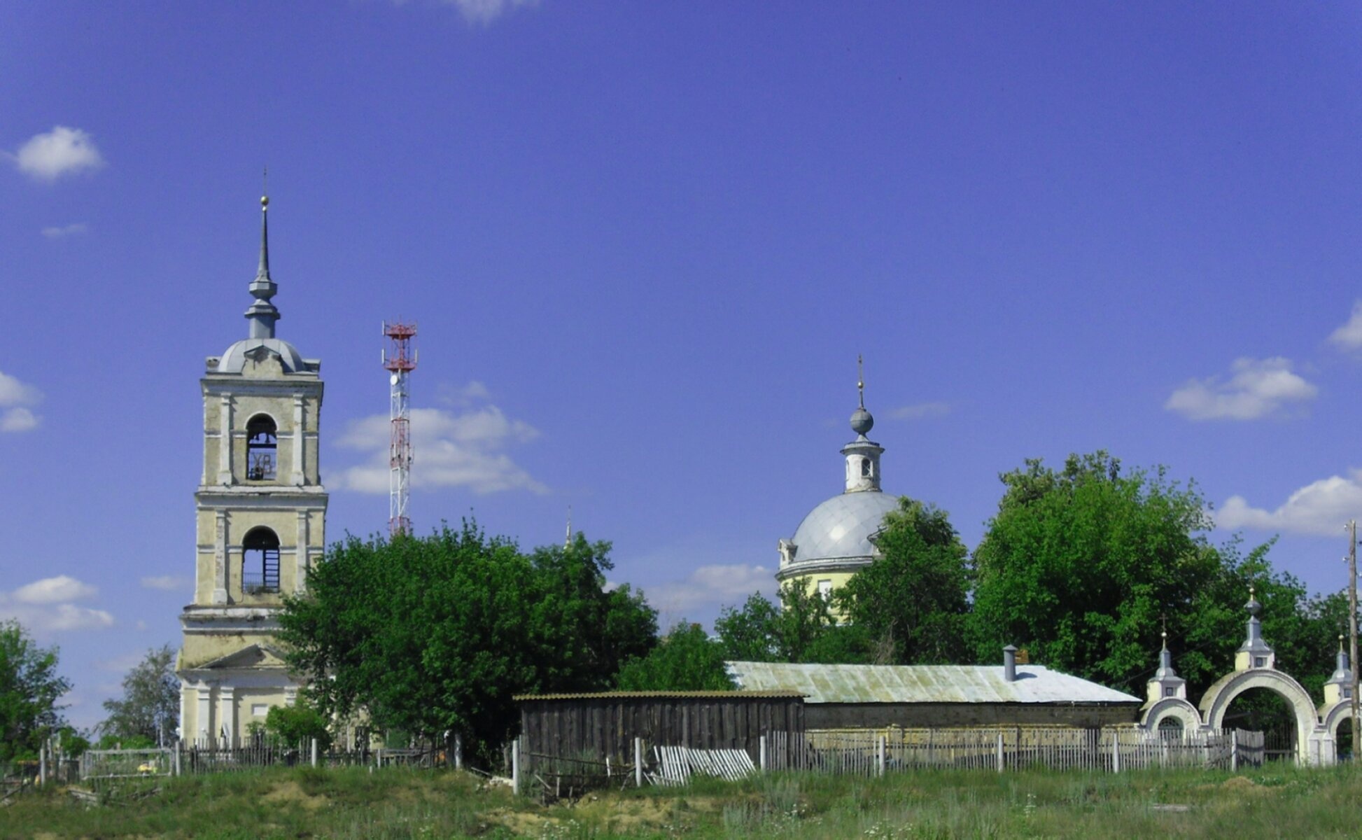 Храм Трёх Святителей Великих в Белоомуте