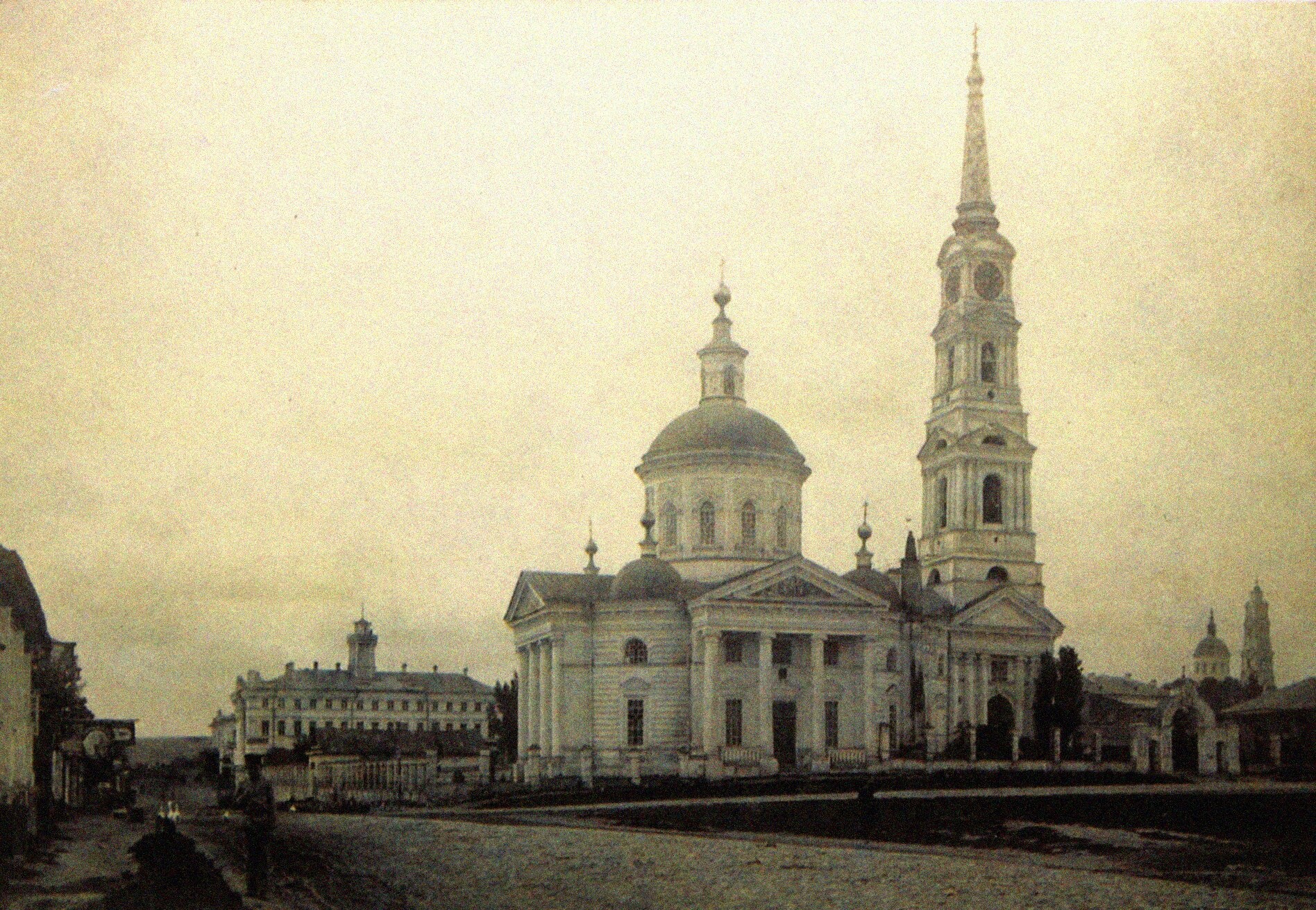 Успенский кафедральный собор в Рыльске на дореволюционной фотографии