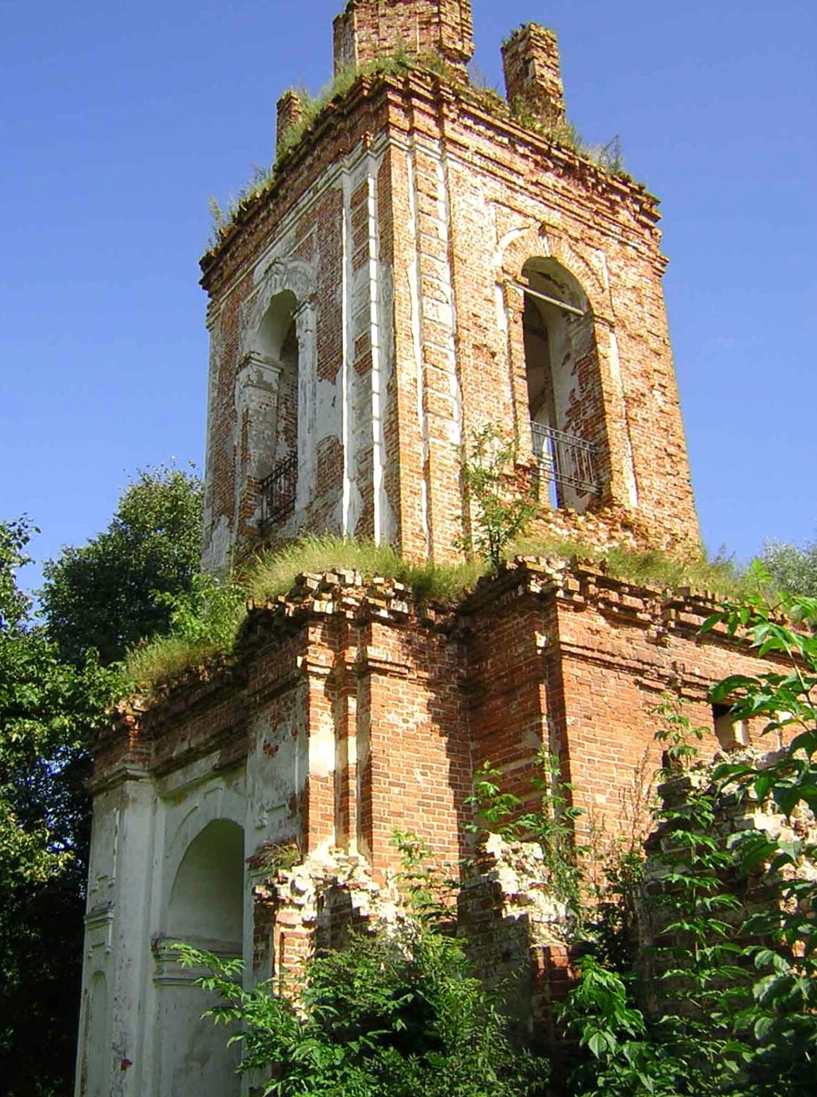 Колокольня Клопского монастыря: руины православной святыни