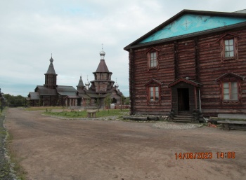 Вид на Свято-Троицкий Трифонов Печенгский мужской монастырь внутри стен