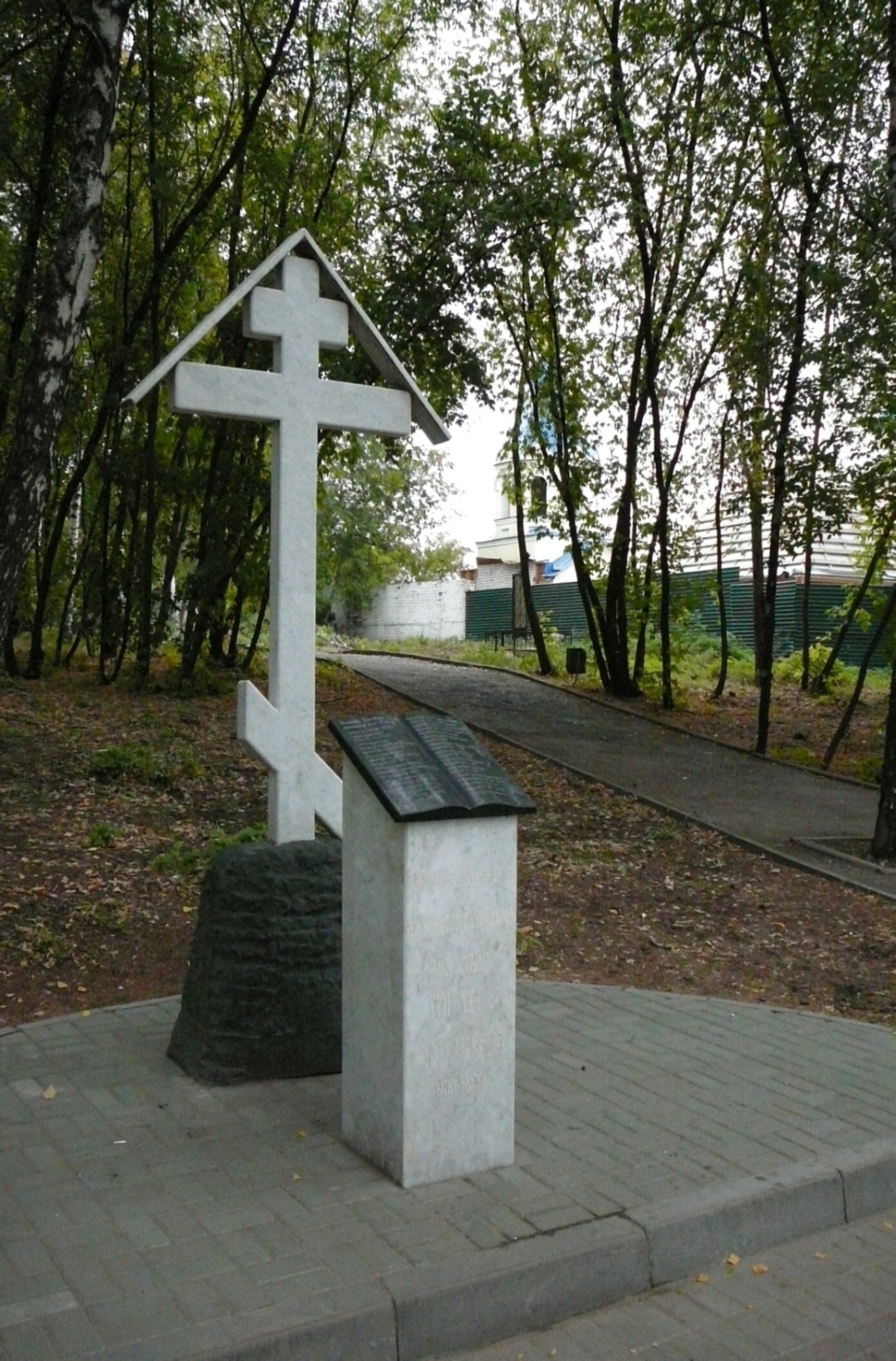 Поклонный крест у Кизического Введенского мужского монастыря в Казани