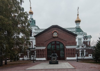 Храм святого Иоанна Предтечи с памятником Святителю Луке в Красноярске