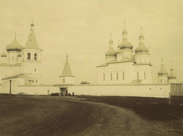 Свято-Троицкий мужской монастырь в Тюмени на исторической фотографии начала XX века