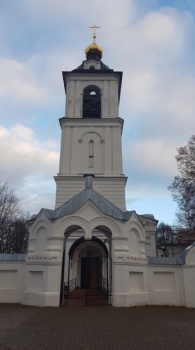 Колокольня и фасад Церкви Троицы Живоначальной в селе Язвище