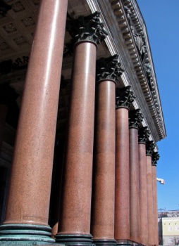 Фрагмент портика Исаакиевского собора в Санкт-Петербурге