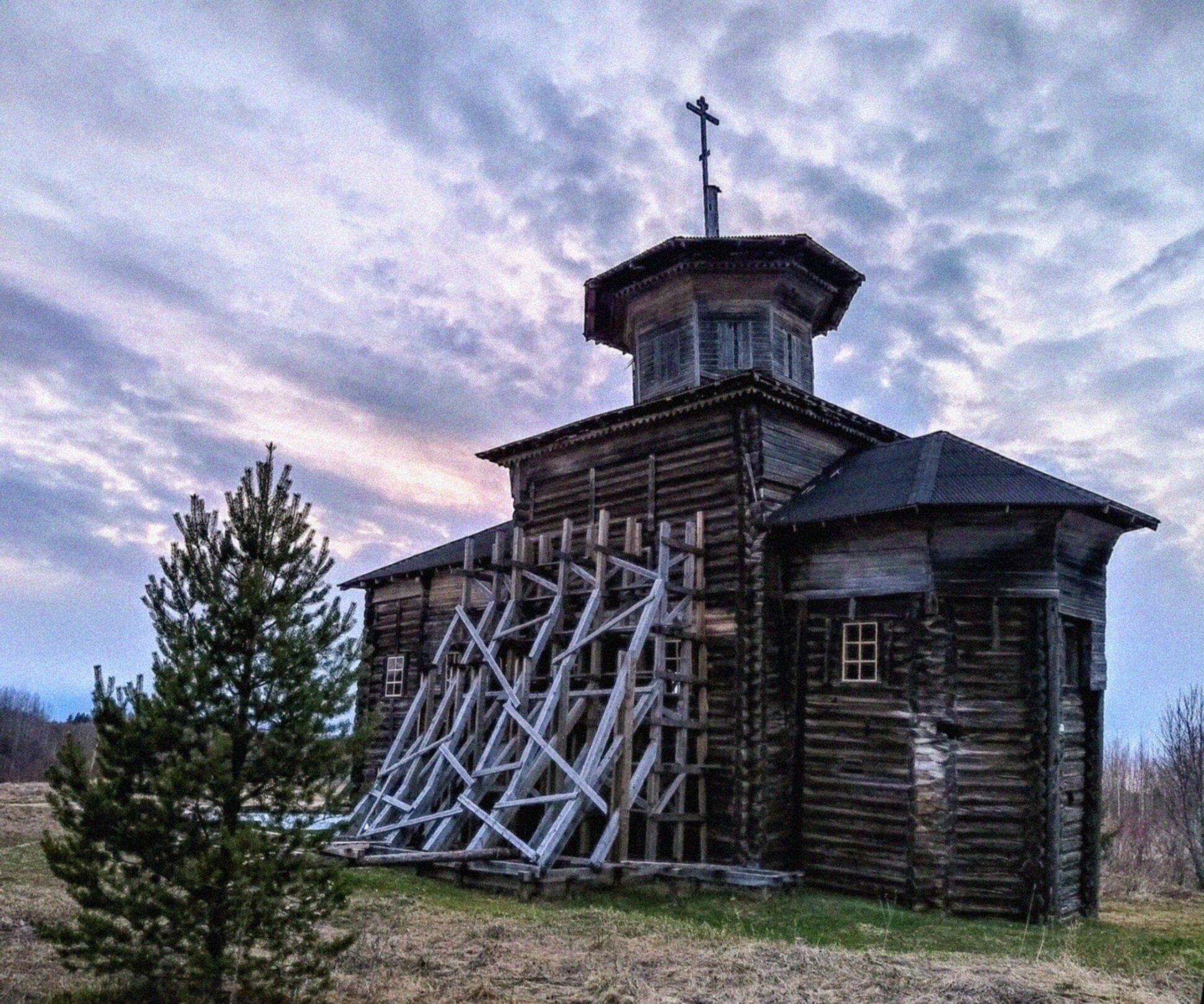 Покровская церковь в Усть-Ваеньге - памятник деревянного зодчества Русского Севера