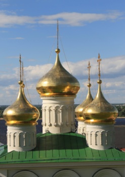 Золотые купола Церкви Рождества Иоанна Предтечи в Нижнем Новгороде