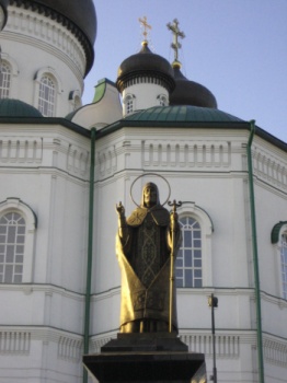 Памятник святителю Митрофану Воронежскому и Благовещенский собор