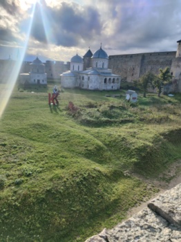 Храмы Ивангородской крепости: Никольская церковь и Успенский собор