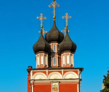 Храм Ризоположения на Донской улице: купола и колокольня
