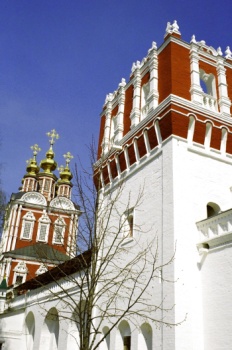 Преображенская церковь над северными воротами Новодевичьего монастыря