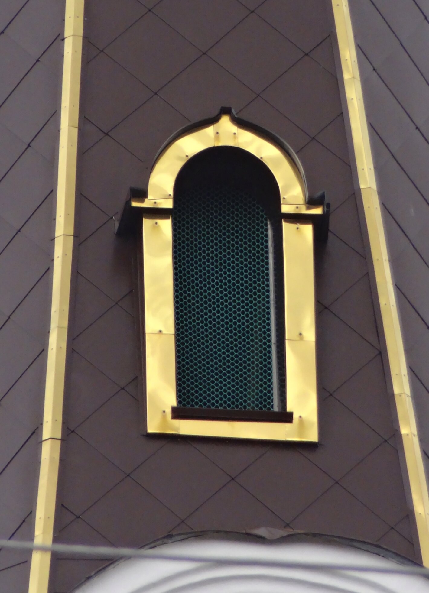 Декоративное обрамление окна Покровской церкви в Каменске-Уральском