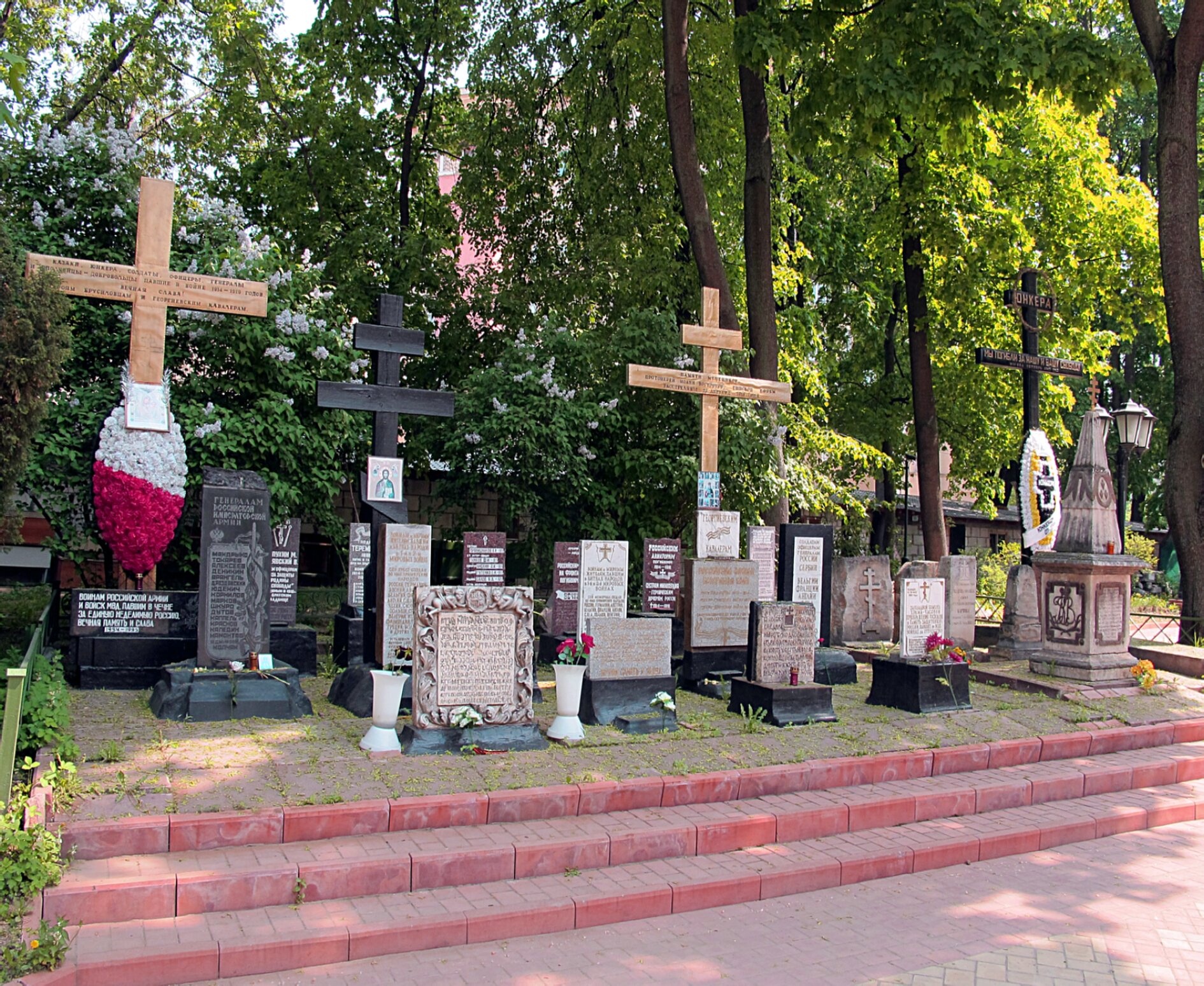 Грузинский Некрополь при храме Всех Святых в Москве