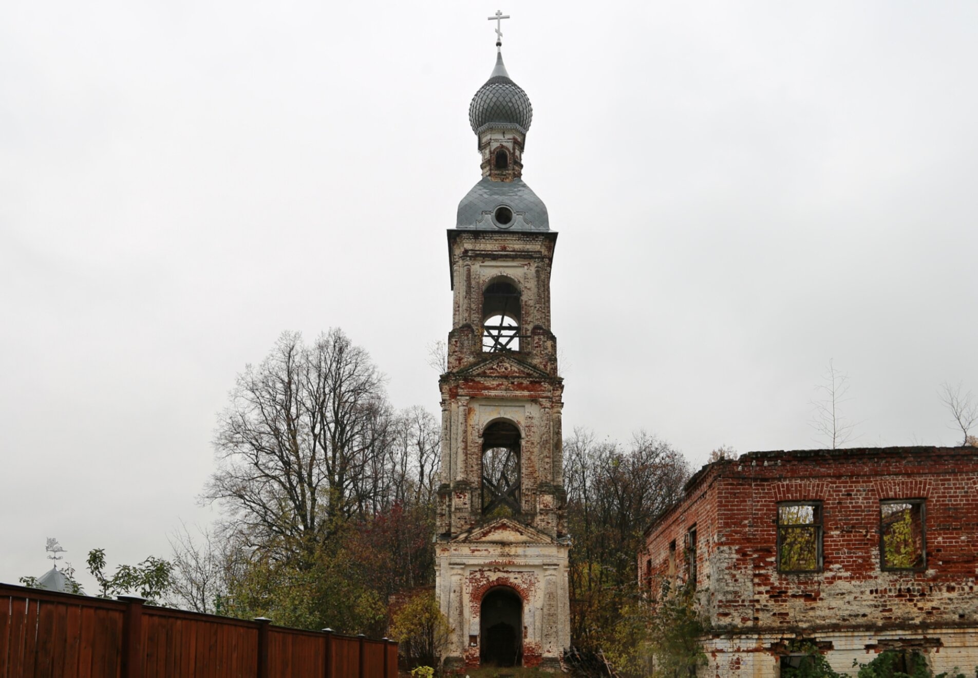 Храмовый комплекс в селе Введенье: Церковь Иоанна Богослова и Введенский храм
