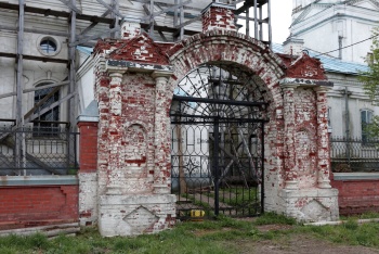 Входная группа Никольского храма в селе Адрианово