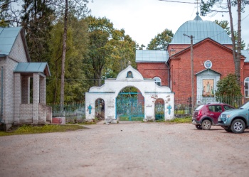 Входная группа и храм Петра и Павла на Валдайском кладбище