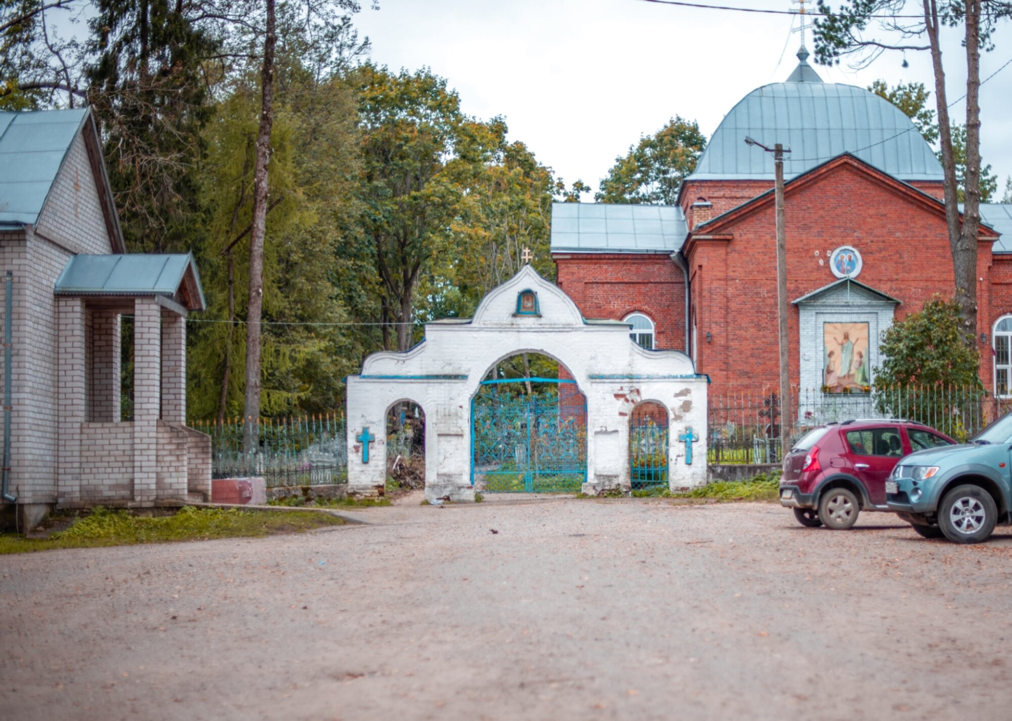 Входная группа и храм Петра и Павла на Валдайском кладбище