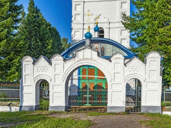 Святые ворота Покровской церкви в селе Падерино