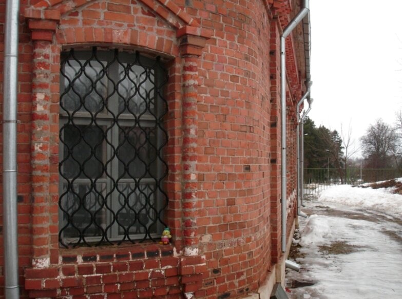 Троицкая церковь в Троицком: фрагмент стены с окном