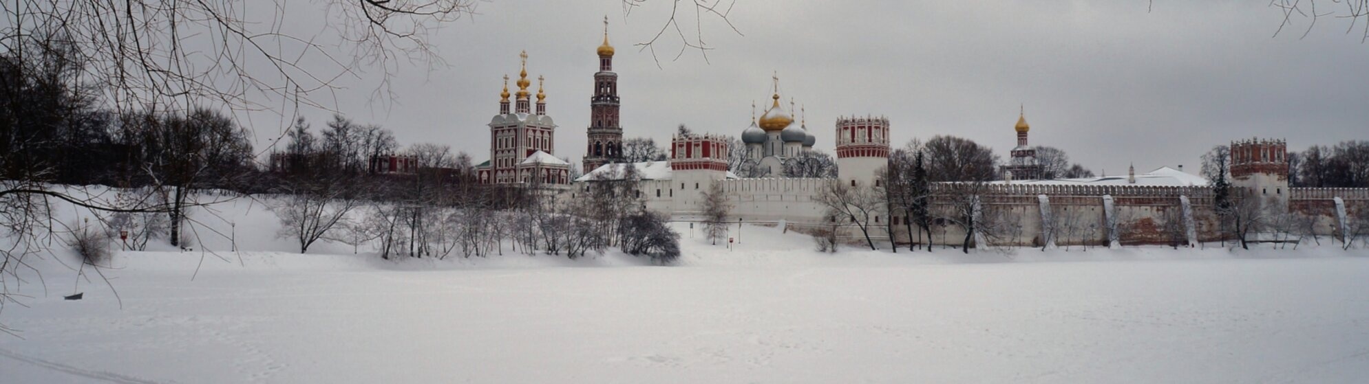 Преображенская церковь над северными воротами Новодевичьего монастыря в зимний период