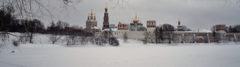 Преображенская церковь над северными воротами Новодевичьего монастыря в зимний период