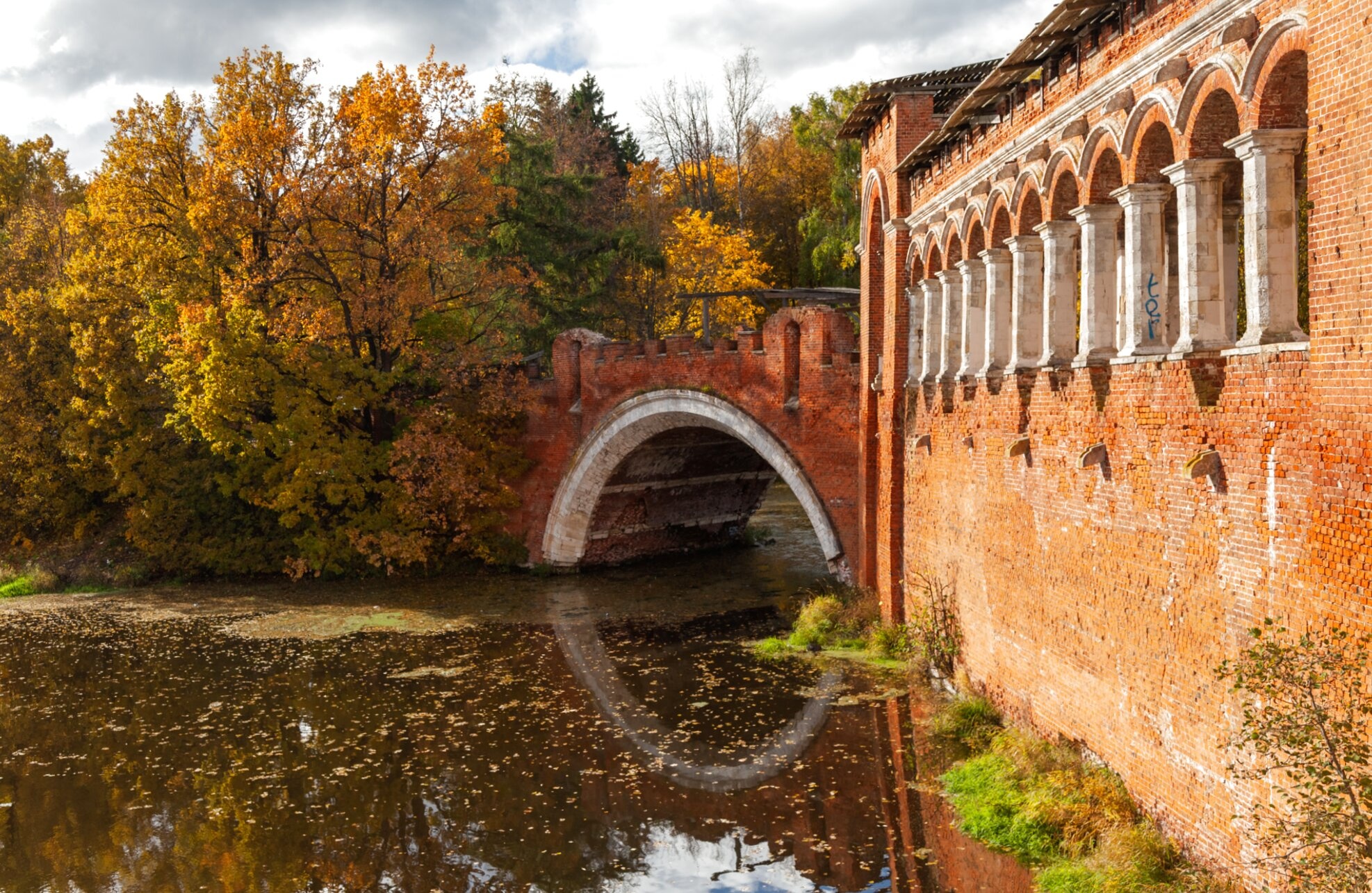 Арочный мост и храмовый комплекс в усадьбе Марфино