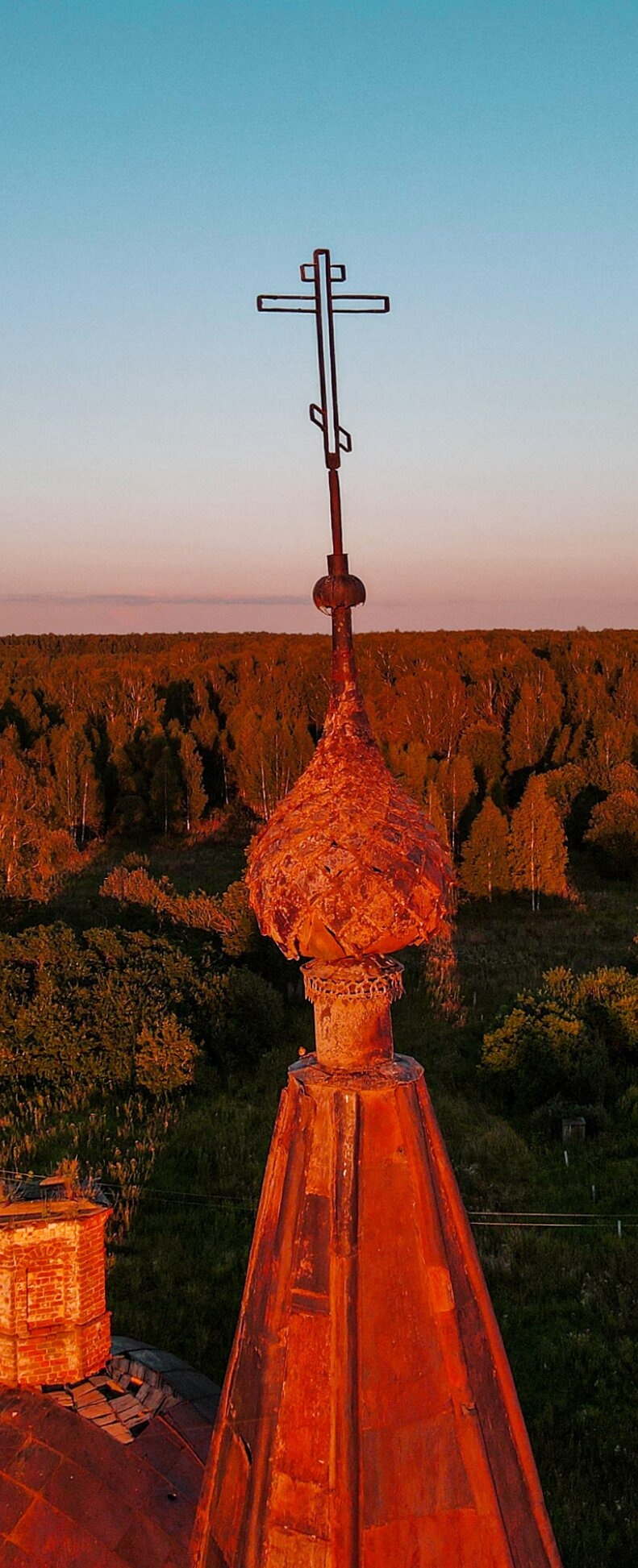 Купол и крест Воскресенской церкви в селе Афанасьево