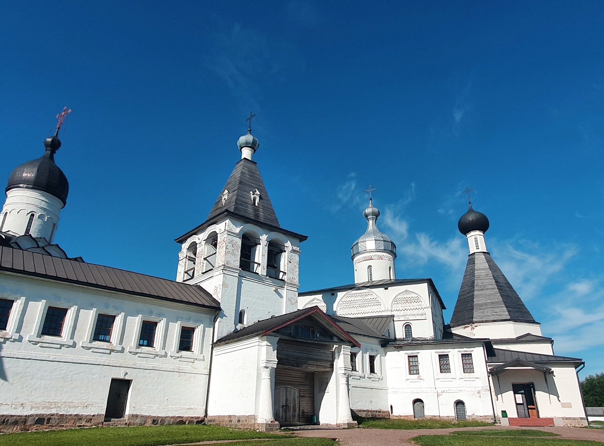 Ансамбль Ферапонтова монастыря на берегу Бородаевского озера