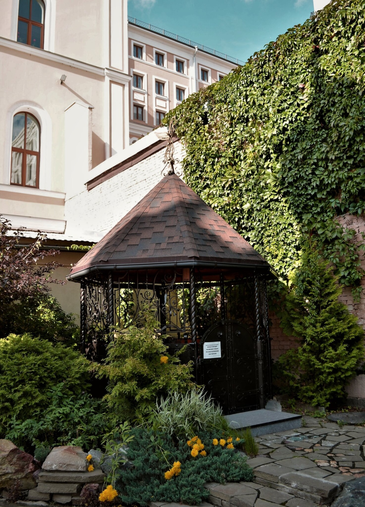 Часовня-сень над источником у храма Софии Премудрости Божией