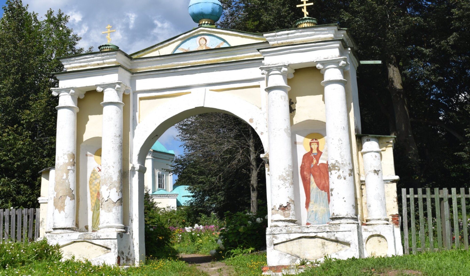 Святые ворота Церкви Параскевы Пятницы в Большом Селе