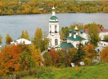 Храм Святой Великомученицы Варвары в Плёсе – осенняя благодать