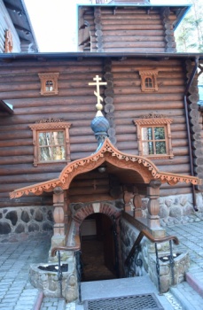 Деревянное резное крыльцо Церкви Коневской иконы Божией Матери