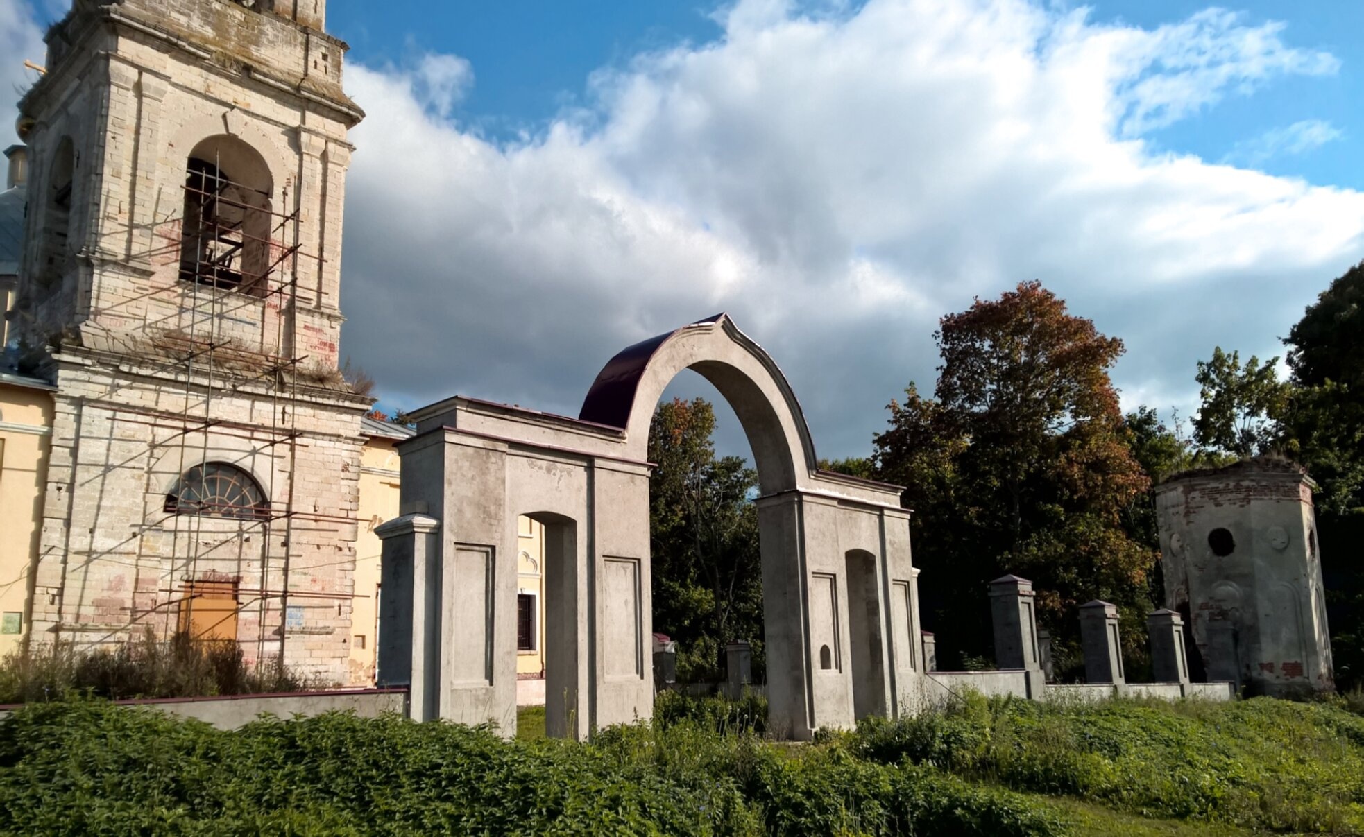 Ансамбль Троицкой церкви в селе Троице-Лобаново