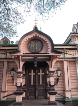 Вход в Троицкую церковь в посёлке Удельная