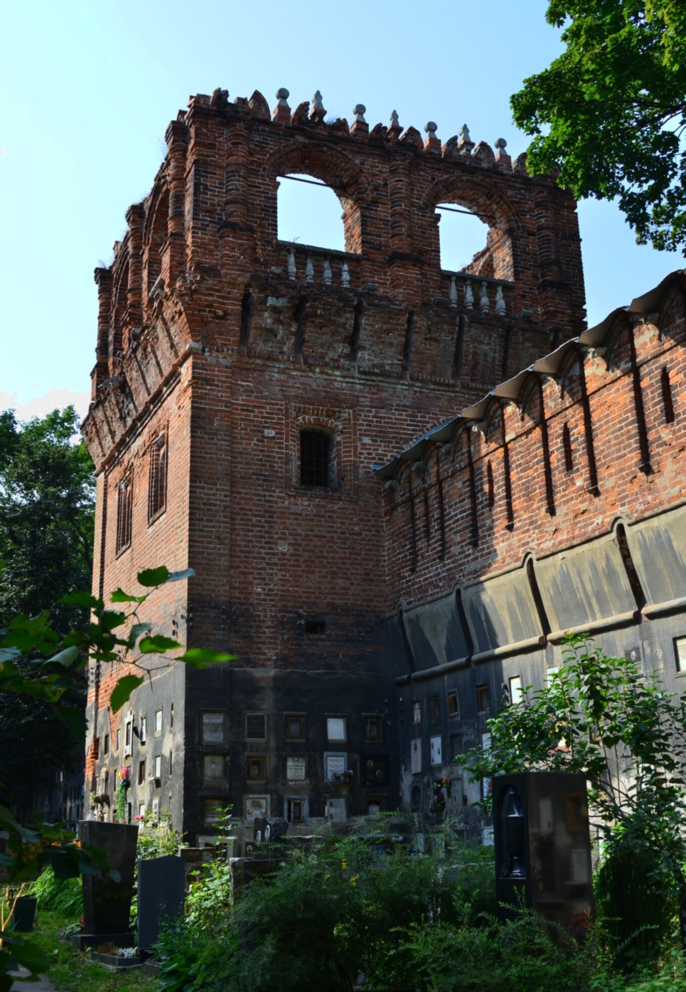 Башня и некрополь Донского монастыря в Москве