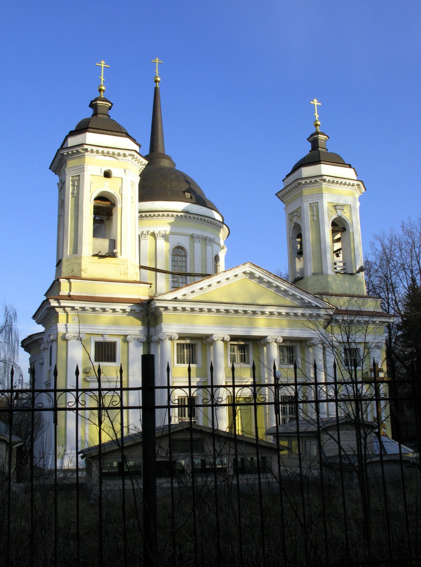 Храм Преображения Господня в усадьбе Пехра-Яковлевское