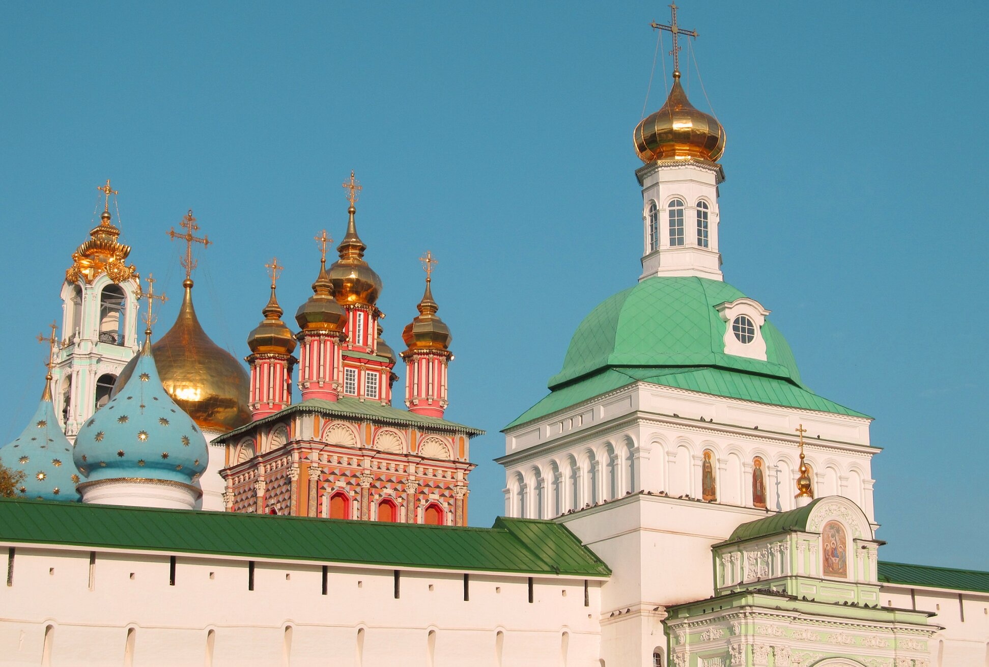 Свято-Троицкая Сергиева Лавра: вид на архитектурный ансамбль