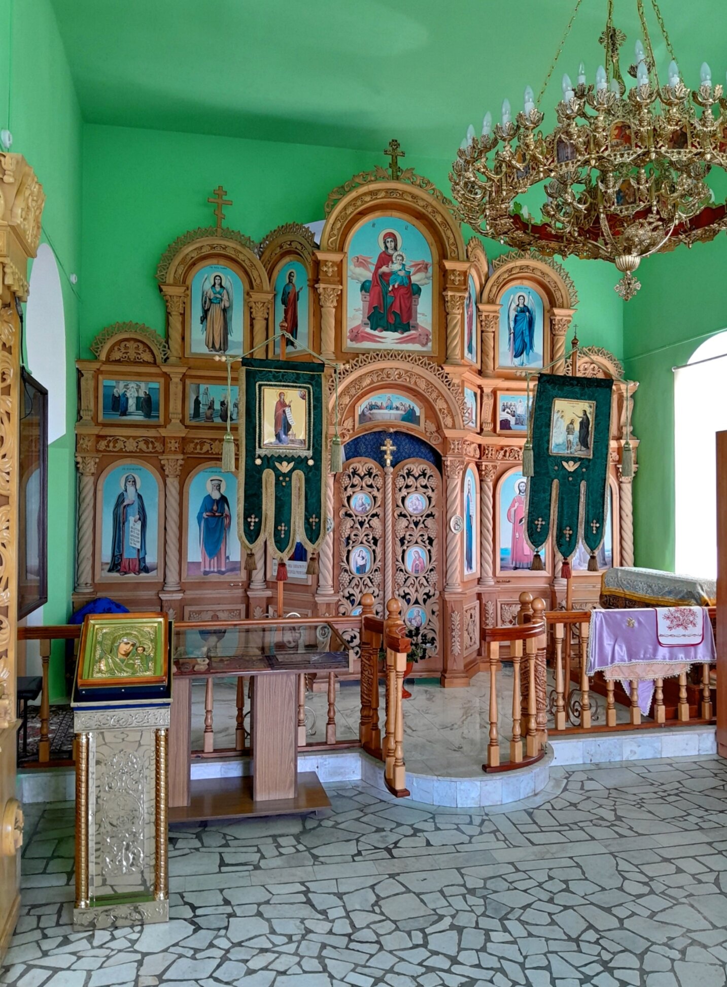 Интерьер Богоявленского храма в посёлке Старая Майна