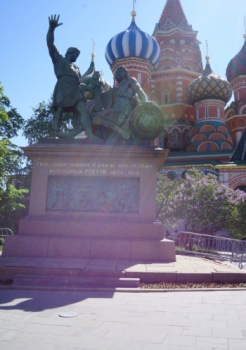 Храм Василия Блаженного и памятник Минину и Пожарскому на Красной площади