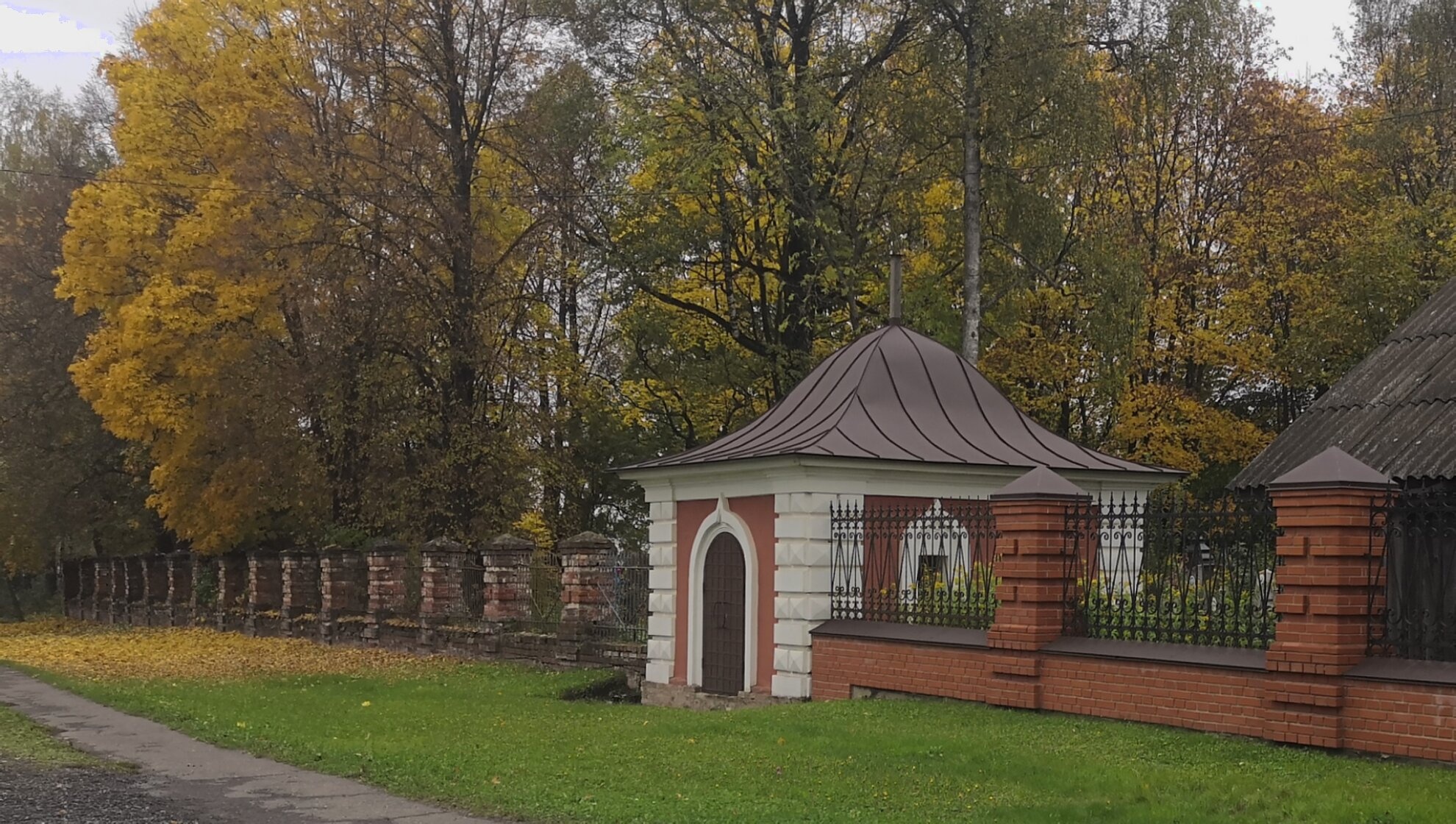 Часовня-сень над святым источником Николая Чудотворца в Данилове