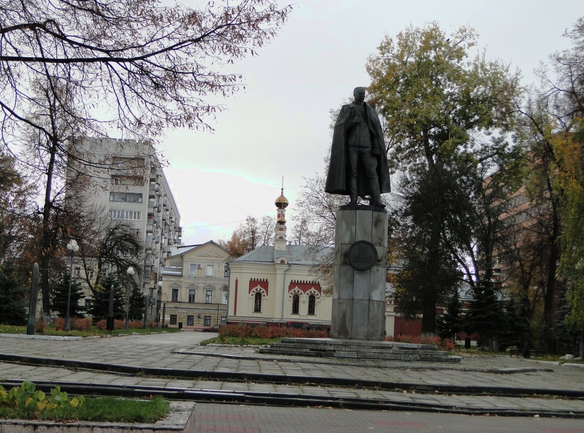 Памятник П.Н. Нестерову и Скорбященская церковь в Нижнем Новгороде