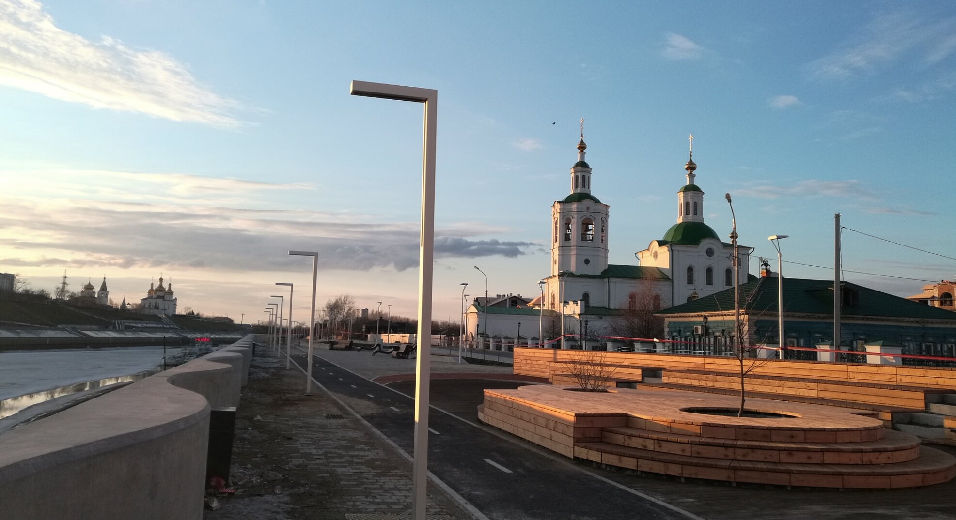 Вознесенско-Георгиевская церковь в Тюмени: вид зимой с реки Туры