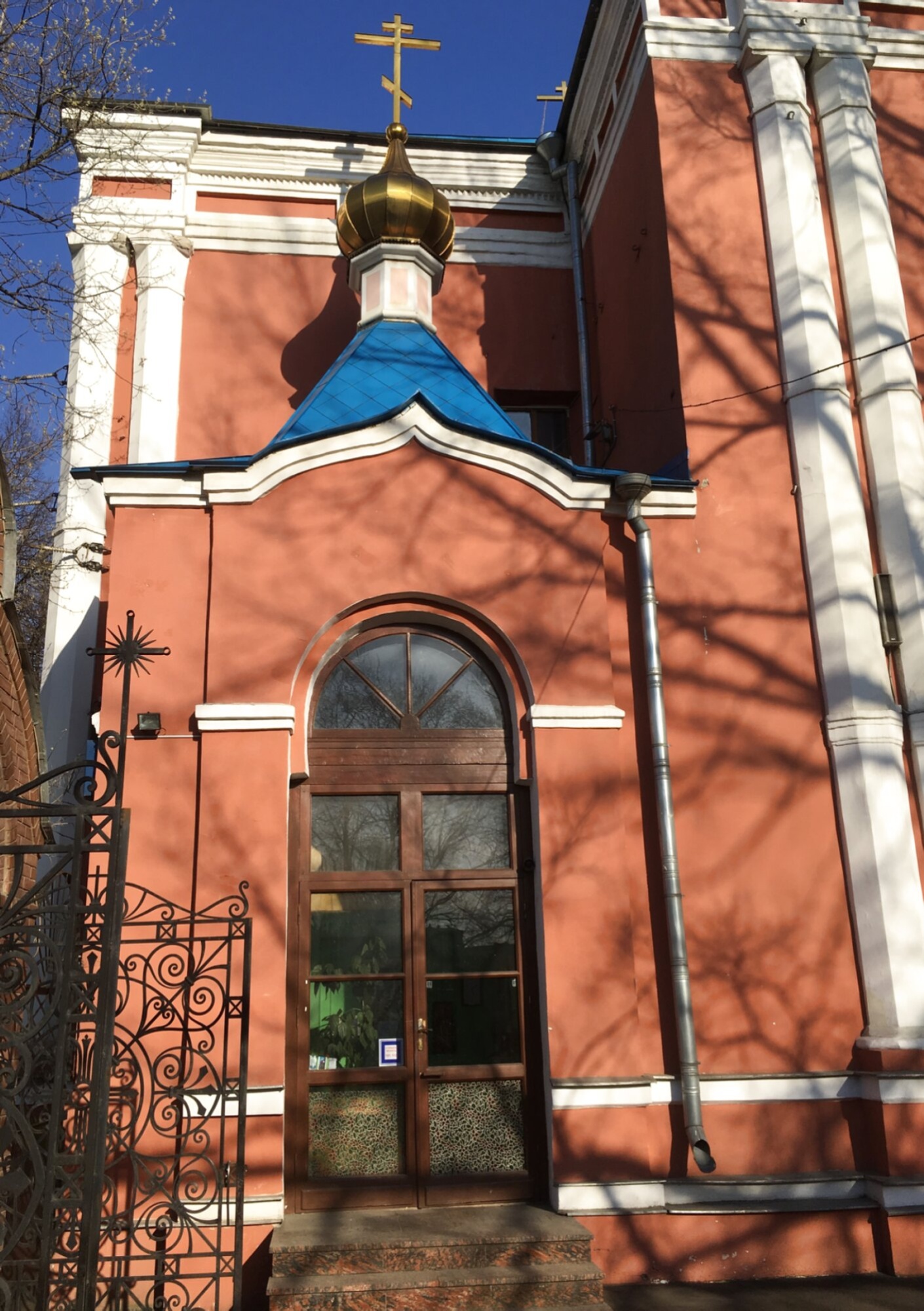 Храм Воскресения Христова на Семеновском кладбище в Москве