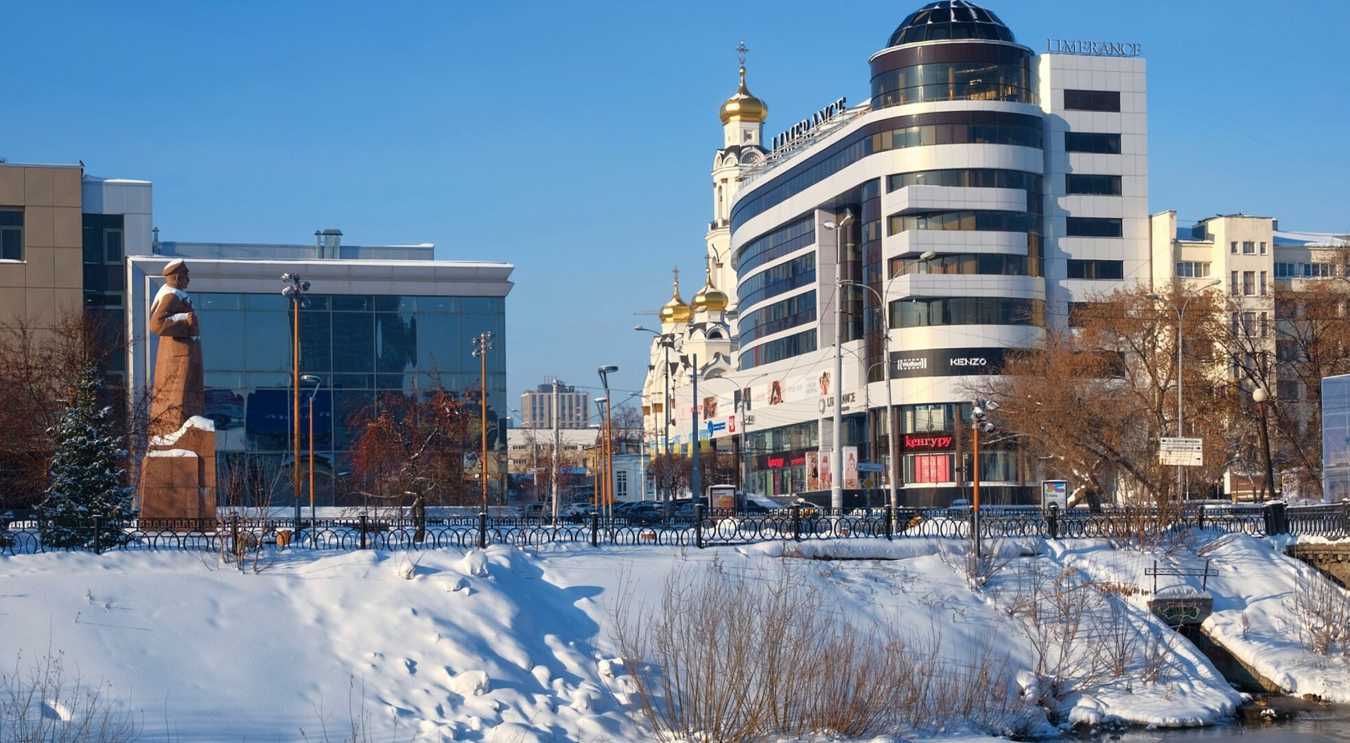 Храм Большой Златоуст и памятник Ивану Малышеву в зимнем Екатеринбурге