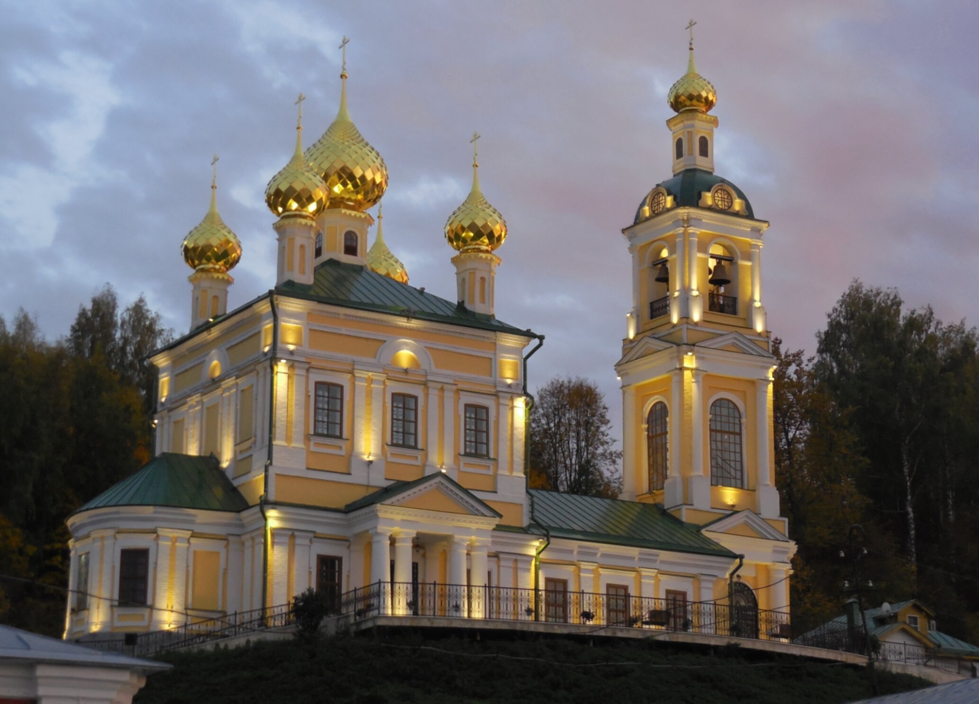 Церковь Воскресения Христова в Плёсе - вечерняя иллюминация