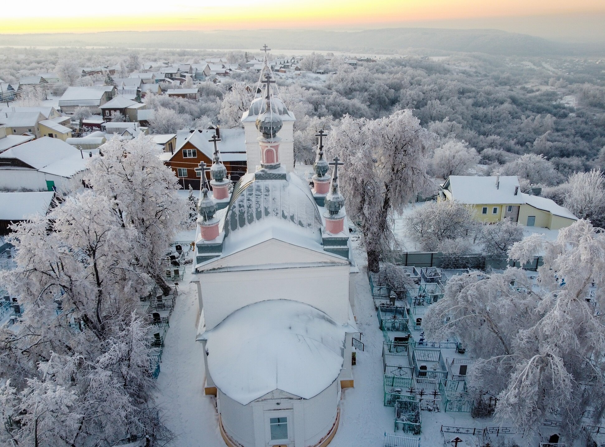 Церковь Николая Чудотворца в селе Красный Оселок: зимняя панорама с высоты