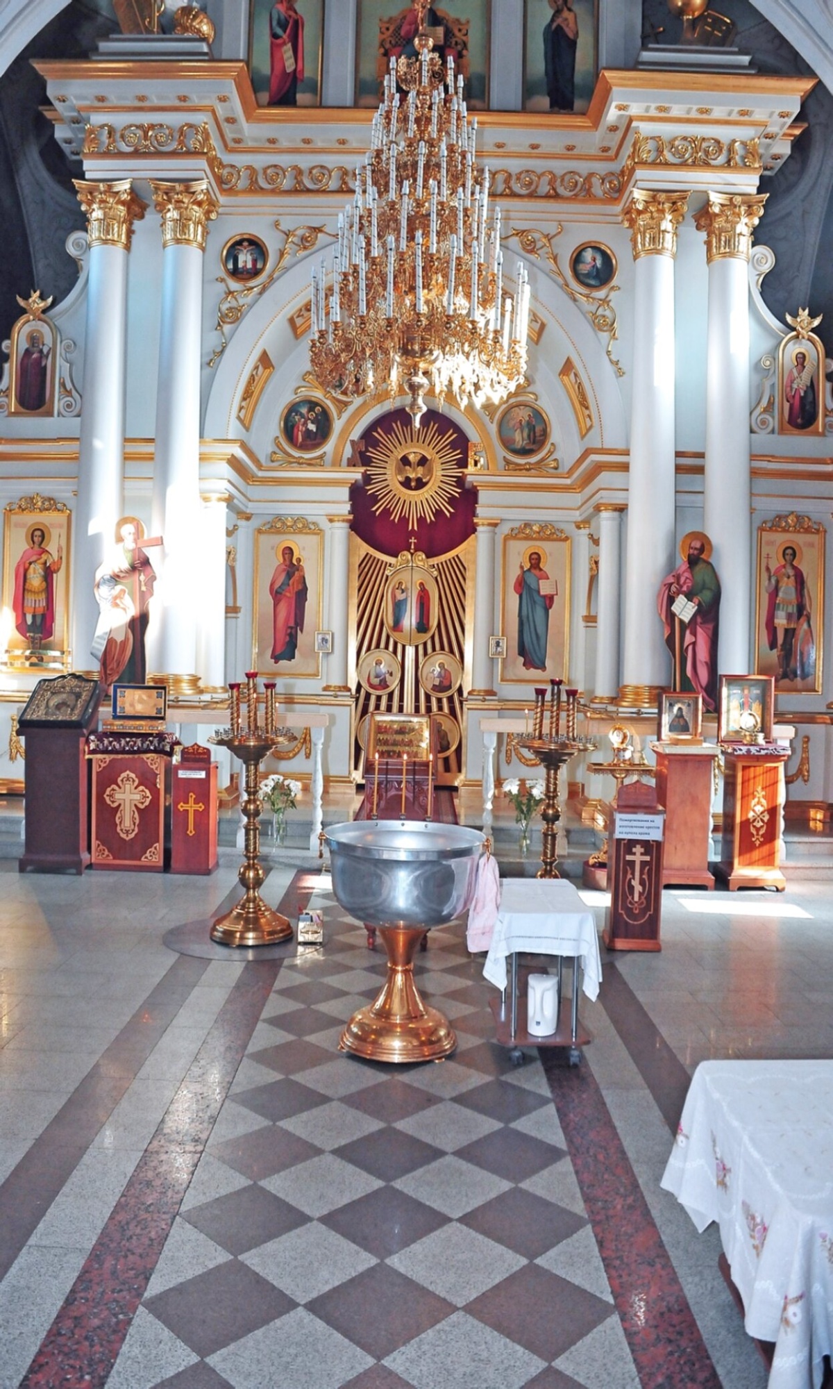 Внутреннее убранство храма святых апостолов Петра и Павла в Химках